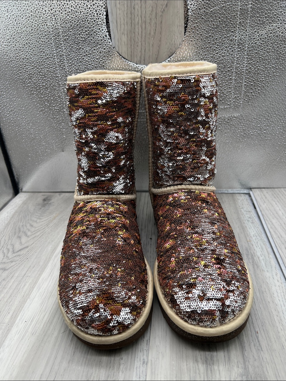 UGG AUSTRALIA WOMENS CLASSIC SHORT BOOTS SPARKLES SEQUIN BLING CHAMPAGNE SIZE 9